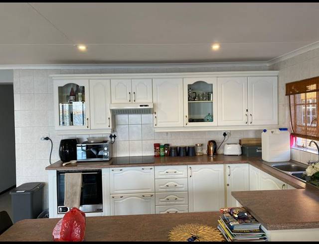 4 BEDROOM HOUSE FOR SALE IN BRONKHORST BAY